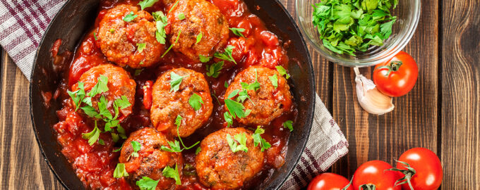 Ежики из фарша и риса со сметаной