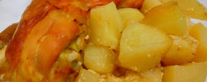 Сочная курица с картошкой и сметаной в духовке