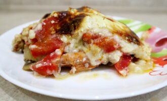 Свинина с грибами, помидорами и луком