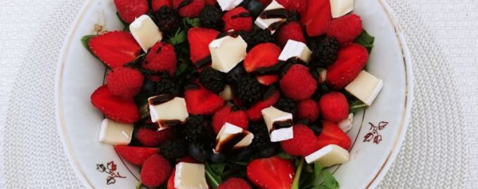 Салат с рукколой, мягким сыром и ягодами