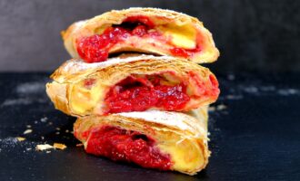 Вкусный ленивый пирог из лаваша с вишней и заварным кремом