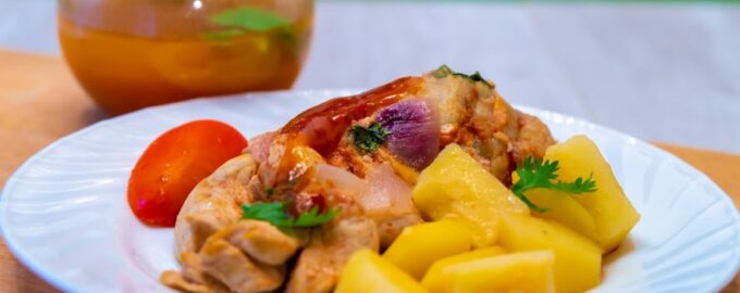 Куриная грудка под острым соусом с яблоками