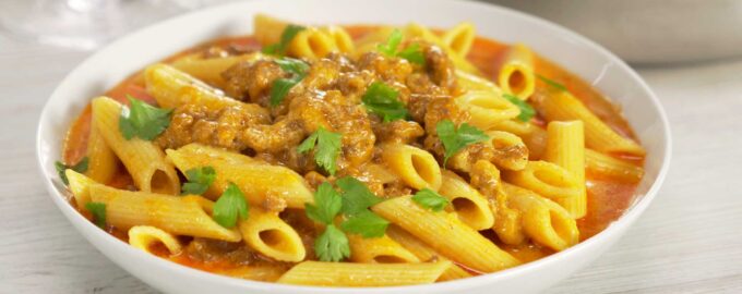 Нежные макароны с мясным фаршем в сырном соусе на сковороде