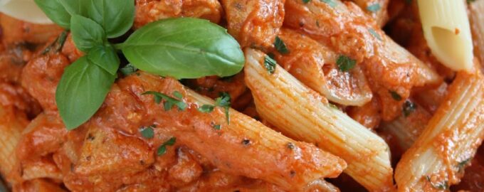 Макароны в томатном соусе с курицей и грибами