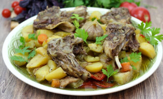 Сочная баранина с овощами в казане, тушеная в собственном соку