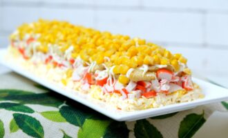 Крабовый салат Новинка с сухариками и плавленным сыром