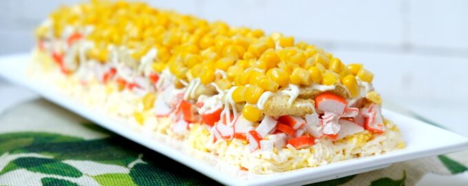 Крабовый салат Новинка с сухариками и плавленным сыром