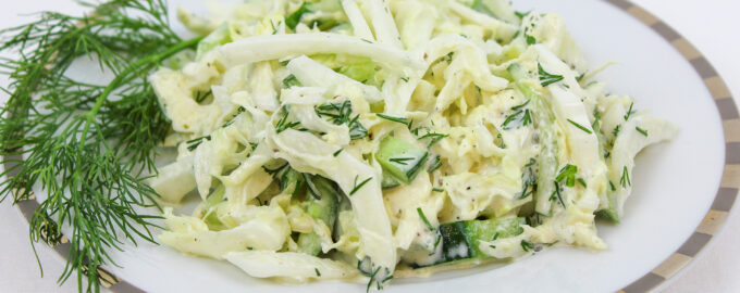 Сочный салат из пекинской капусты с огурцом