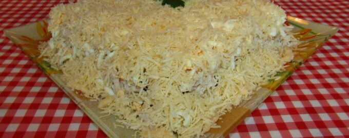 Слоеный салат с курицей, грибами и картофелем