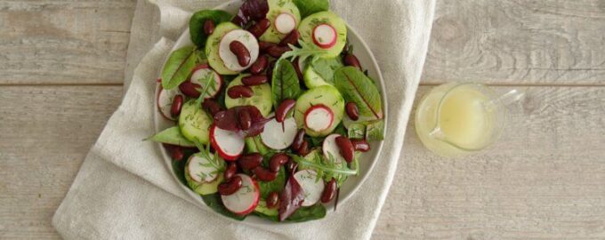 Салат с красной фасолью, редисом и огурцом