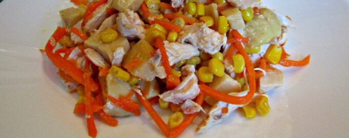 Диетический салат с курицей и овощами