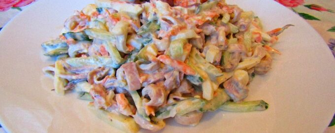 Диетический салат с кальмарами, яйцами и овощами