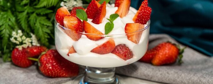 Праздничный десерт из клубники со сливками