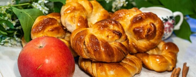Булочки с корицей и сахаром на кефире