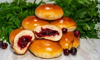 Сдобные пирожки из вишни на кефире