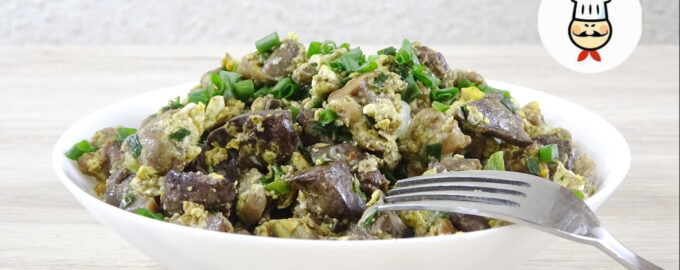 Куриные потрошка с яйцом и луком