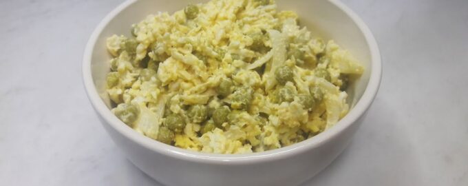 Салат "Чайка" с сыром, яйцами и горошком