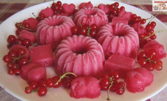 Десерт из красной смородины