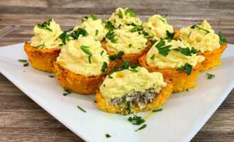 Закусочные морковные корзинки со шпротами