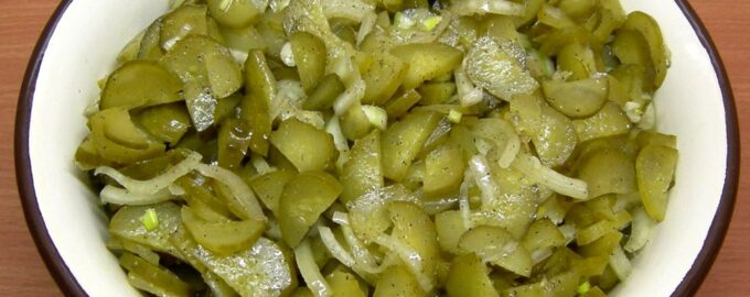 Салат с маринованными огурцами, луком и маслом