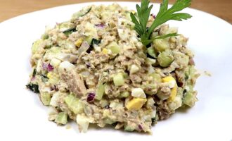 Рыбный салат из сайры с яйцом