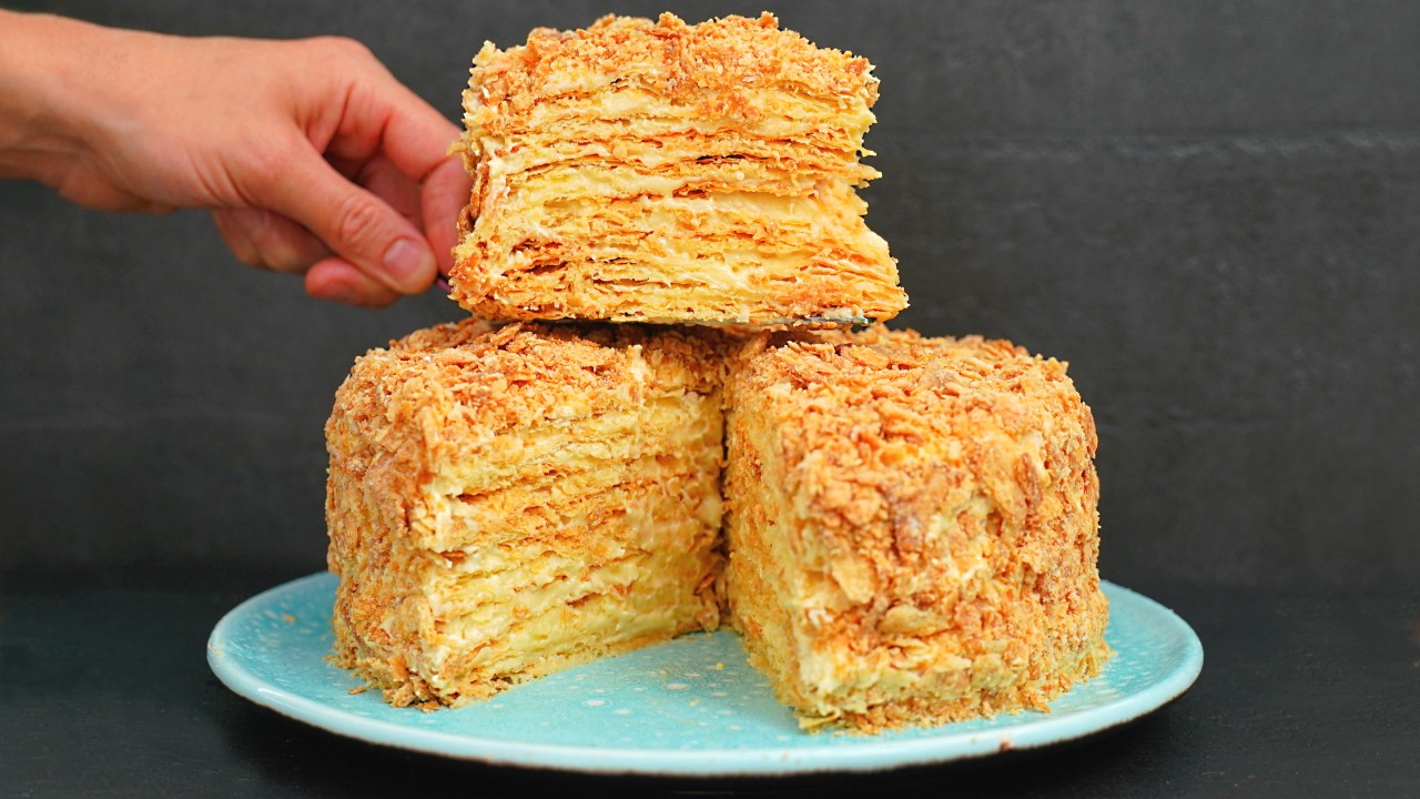Просто идеальный торт «Наполеон» получается по этому рецепту! Очень вкусный крем и слоистые коржи! | TvCook