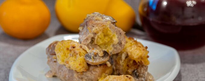 Свиные рулеты с грибами и сыром под соусом