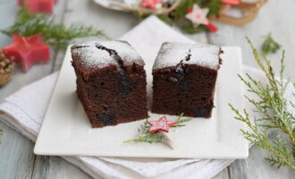 Новогодний пряничный кекс с черносливом и какао