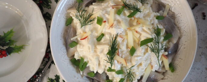 Сельдь с яблоками и луком