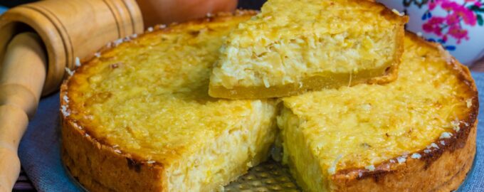Луковый пирог с яйцом и сыром