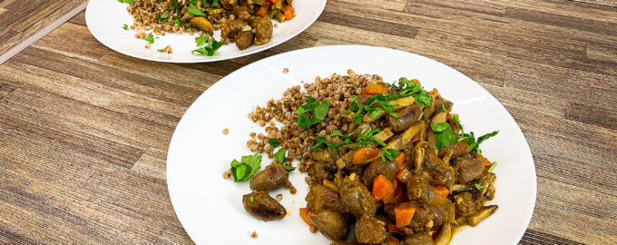 Куриные сердечки на сковородке с луком и шампиньонами