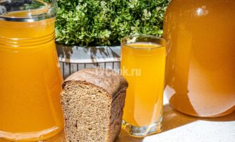 Домашний хлебный квас с изюмом