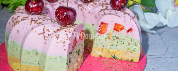Творожно-банановый торт с клубникой без выпечки