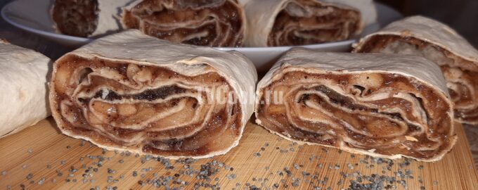 Рулет из лаваша с яблоком, корицей и маком