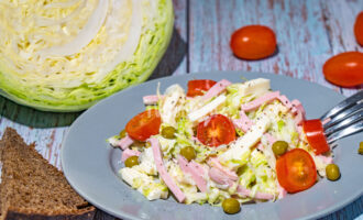 Быстрый салат из свежей капусты с сыром и ветчиной