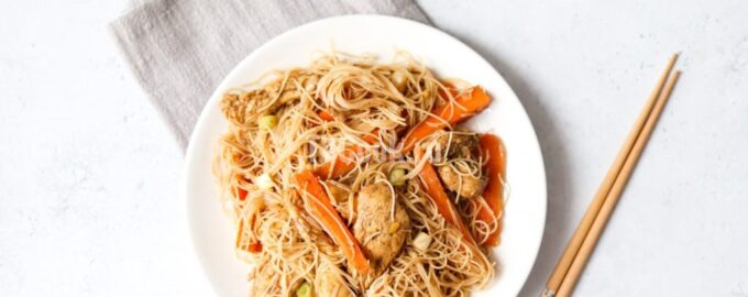 Рисовая лапша с курицей и овощами на сковороде