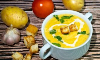 Картофельный суп-пюре с гренками по-деревенски