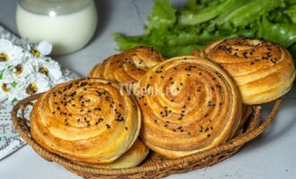 Курники с курицей и картошкой из слоеного теста