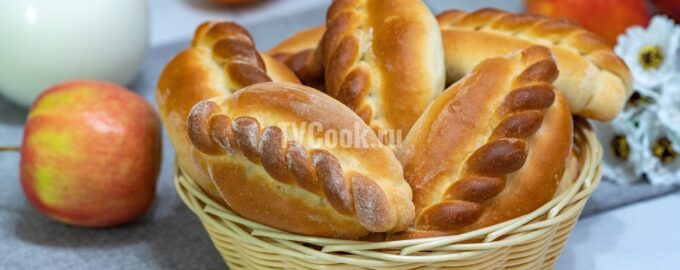 Пирожки из дрожжевого теста с яблоками