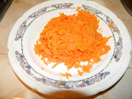 Выреная морковь в терку