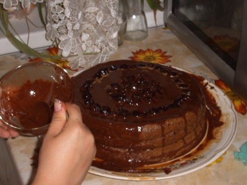 Готовый торт поливаем горячим шоколадом