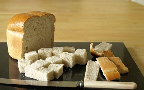 Хлеб для гренок режется кубиками