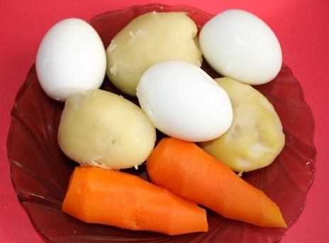 Отвариваем морковь, картошку и яйца