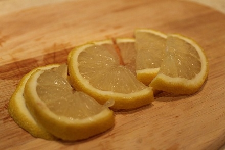 Оформляем салат лимоном