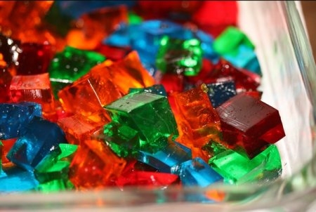 Разноцветные кубики из желе