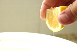 Давим сок из лимона