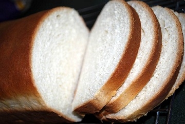 Режем и обжариваем хлеб