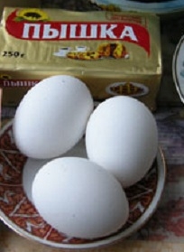 Яйца и маргарин должны быть комнатной температуры