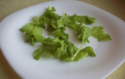Измельчаем листья салата