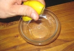 Выдавливаем лимонный сок